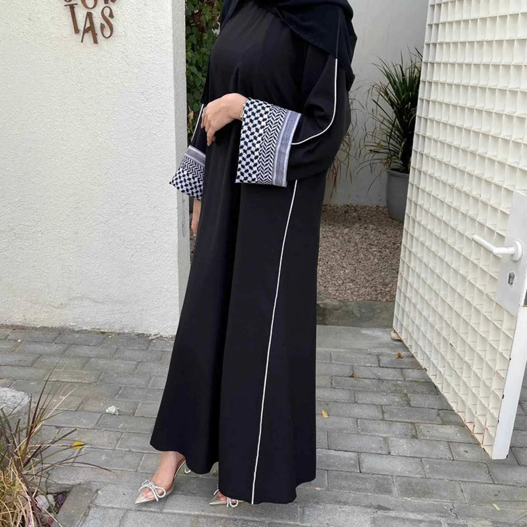 Elegant Studded Abaya - Abaya Vida
